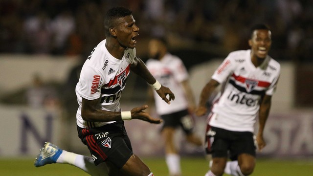 Arboleda comemora o gol da vitória do São Paulo
