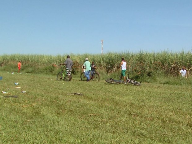 Adultos e até crianças foram ao local onde o carro-forte da Protege foi assaltado para procurar dinheiro (Foto: Reprodução/EPTV)