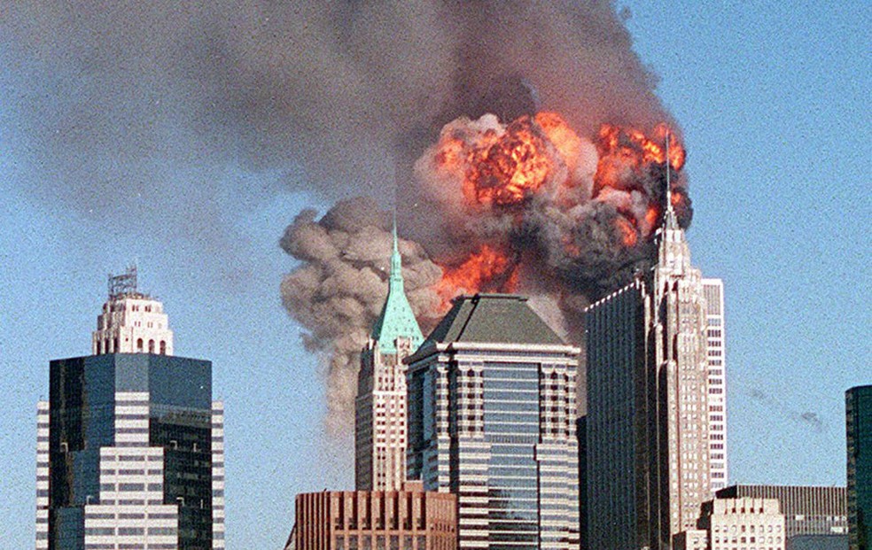 Segundo avião atinge a torre sul do WTC nos ataques coordenados de 11 de setembro — Foto: The New York Times