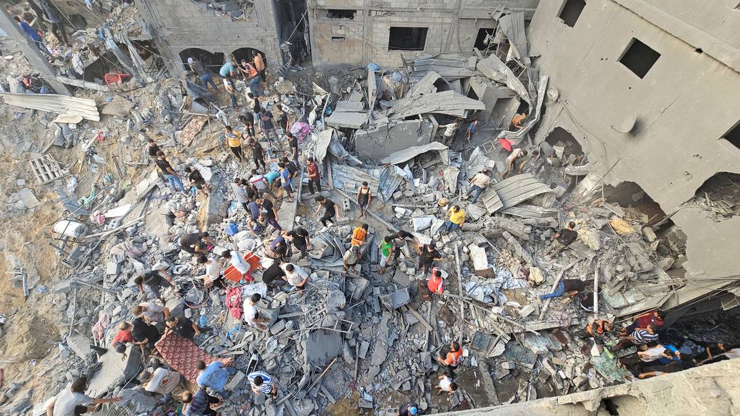Imagem área mostra palestinos em área atingida por bombardeio de Israel no campo de refugiados de Jabalia, no norte da Faixa de Gaza, em 31 de outubro; Israel informa que matou terroristtas. 