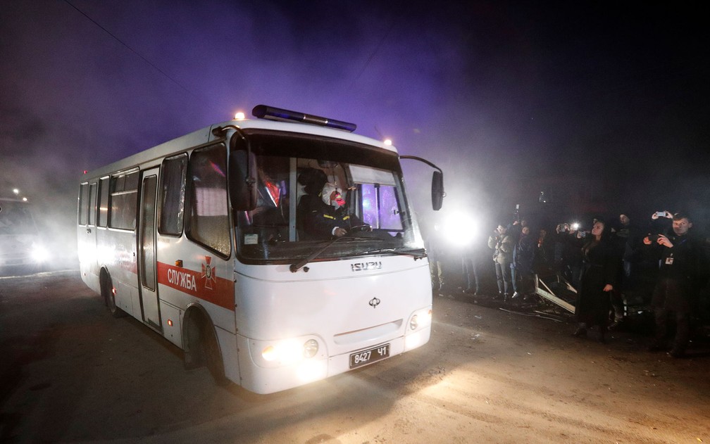 Ônibus com retirados da China enfrenta protesto de manifestantes ao chegar na Ucrânia nesta quinta-feira (20) — Foto: Reuters/Valentyn Ogirenko