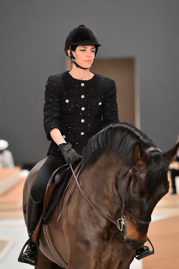 PARIS, FRANCE - JANUARY 25: (EDITORIAL USE ONLY - For Non-Editorial use please seek approval from Fashion House) Charlotte Casiraghi rides a horse on the runway during the Chanel Haute Couture Spring/Summer 2022 show as part of Paris Fashion Week at Le Gr (Foto: WireImage)