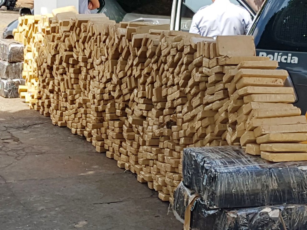 Tabletes de maconha estavam em uma caminhonete VW Amarok (Foto: Vanderlei Benedito Penitente Júnior/Cedida)