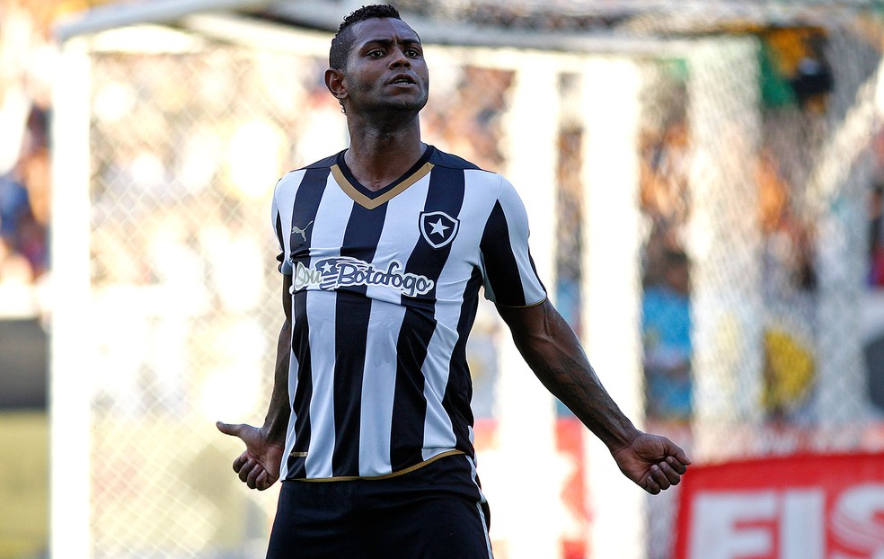 Jobson com a camisa do Botafogo  Foto: Vitor Silva / SSpress