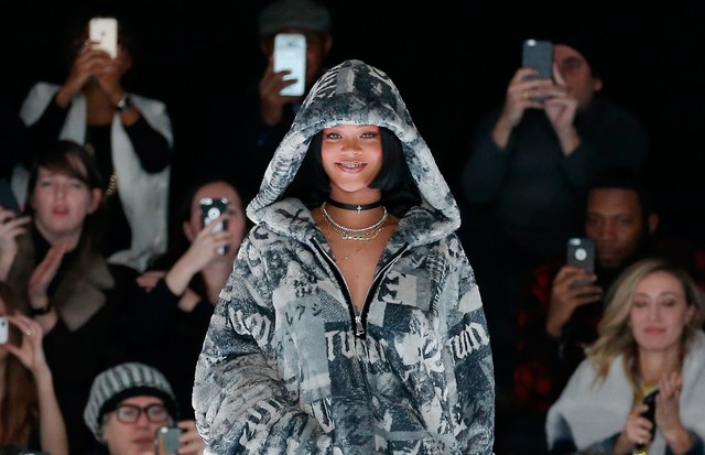 NEW YORK, NY - FEBRUARY 12:  Rihanna walks the runway at the FENTY PUMA by Rihanna AW16 Collection during Fall 2016 New York Fashion Week at 23 Wall Street on February 12, 2016 in New York City.  (Photo by JP Yim/Getty Images for FENTY PUMA) (Foto: Getty Images for FENTY PUMA)