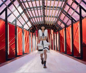 Louis Vuitton desfila zíperes superlativos em mood de parque de temático