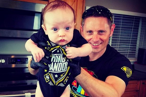 O youtuber canadense Grant Thompson com um dos filhos (Foto: Instagram)