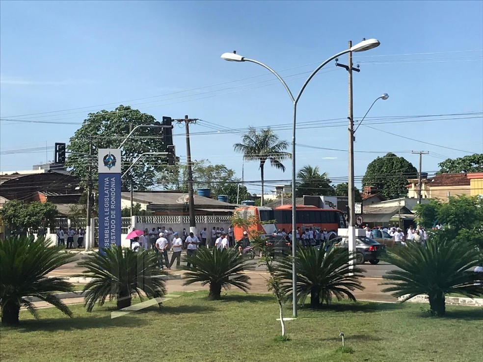 Pessoas do lado de fora da Audiência Pública sobre PL que pretende alterar os limites da Reserva Extrativista Jaci-Paraná e do Parque Estadual de Guajará-Mirim. — Foto: Ana Kézia Gomes/G1