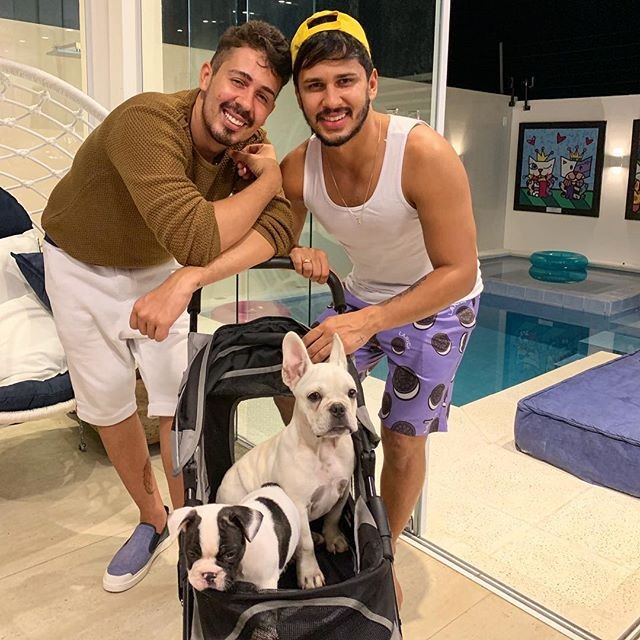 Carlinhos Maia, Lucas Guimarães e os cachorrinhos (Foto: reprodução/Instagram)