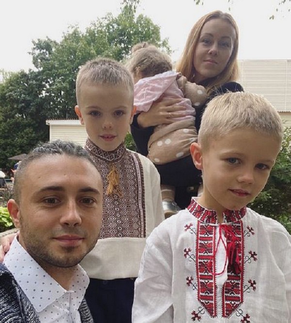 O músico ucraniano Taras Topolia com a esposa e os filhos (Foto: Instagram)