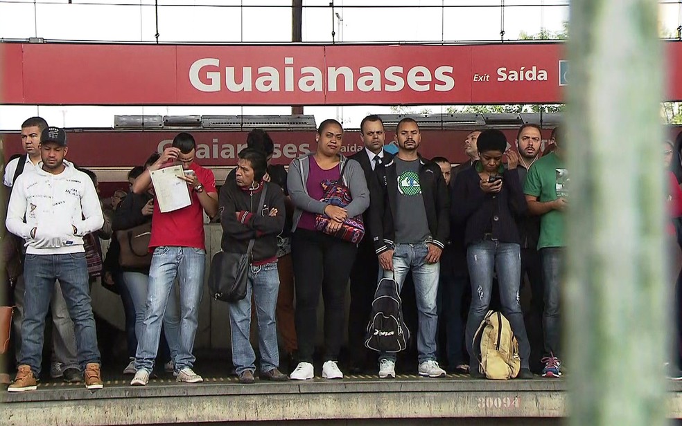 Passageiros aguardam trem da CPTM na Zona Leste de São Paulo (Foto: TV Globo/Reprodução)