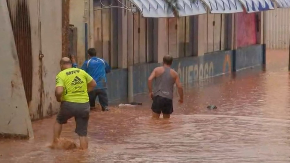Temporal no fim de janeiro causou enchentes com o transbordamento do Rio Jaú — Foto: TV TEM /Reprodução