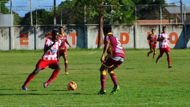 Náutico-RR em disputa de bola (Foto: Rodrigo Litaiff/GLOBOESPORTE.COM)