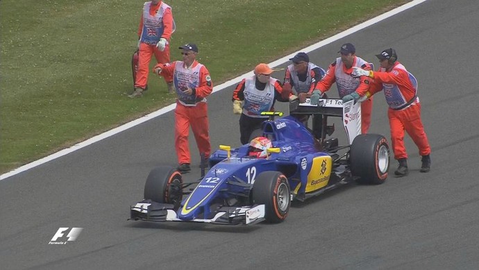 Felipe Nasr fica parado na pista após problemas com câmbio da Sauber, antes da largada do GP da Inglaterra (Foto: Divulgação)