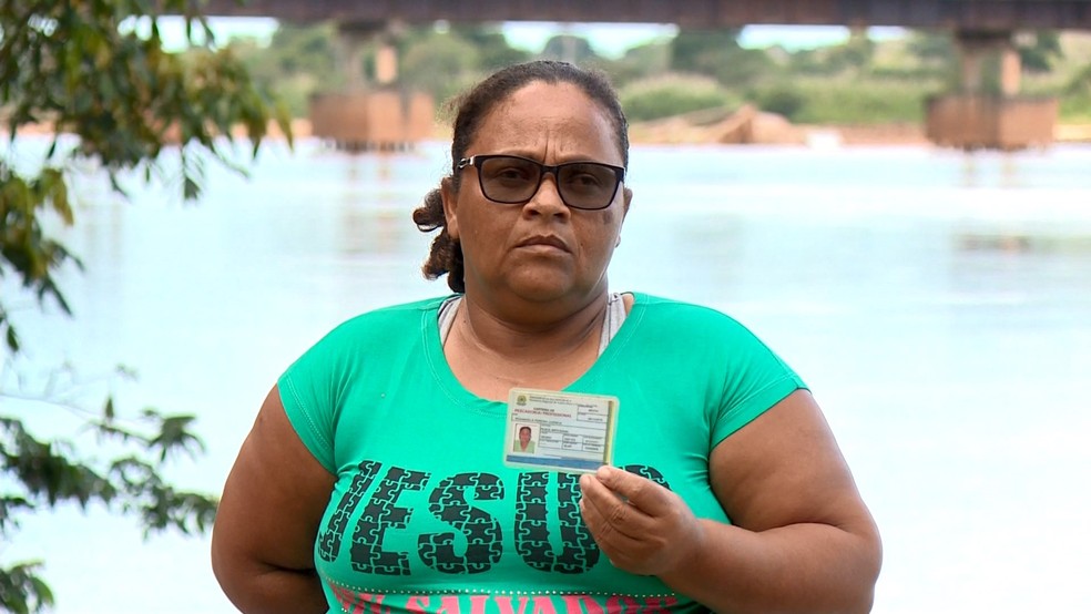 Rosângela conta que ainda não recebeu a indenização da Samarco após desastre ambiental no Rio Doce (Foto: Raphael Verly/ TV Gazeta)
