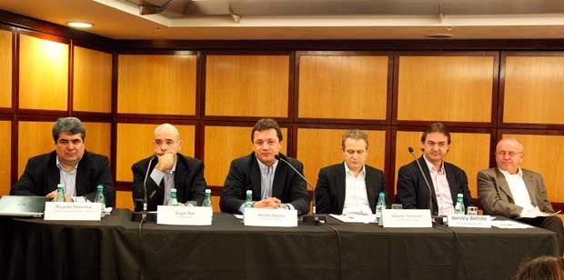 Executivos da Marfrig e da JBS durante coletiva de imprensa onde foi confirmada a compra da Seara (Foto: Agência OGlobo)