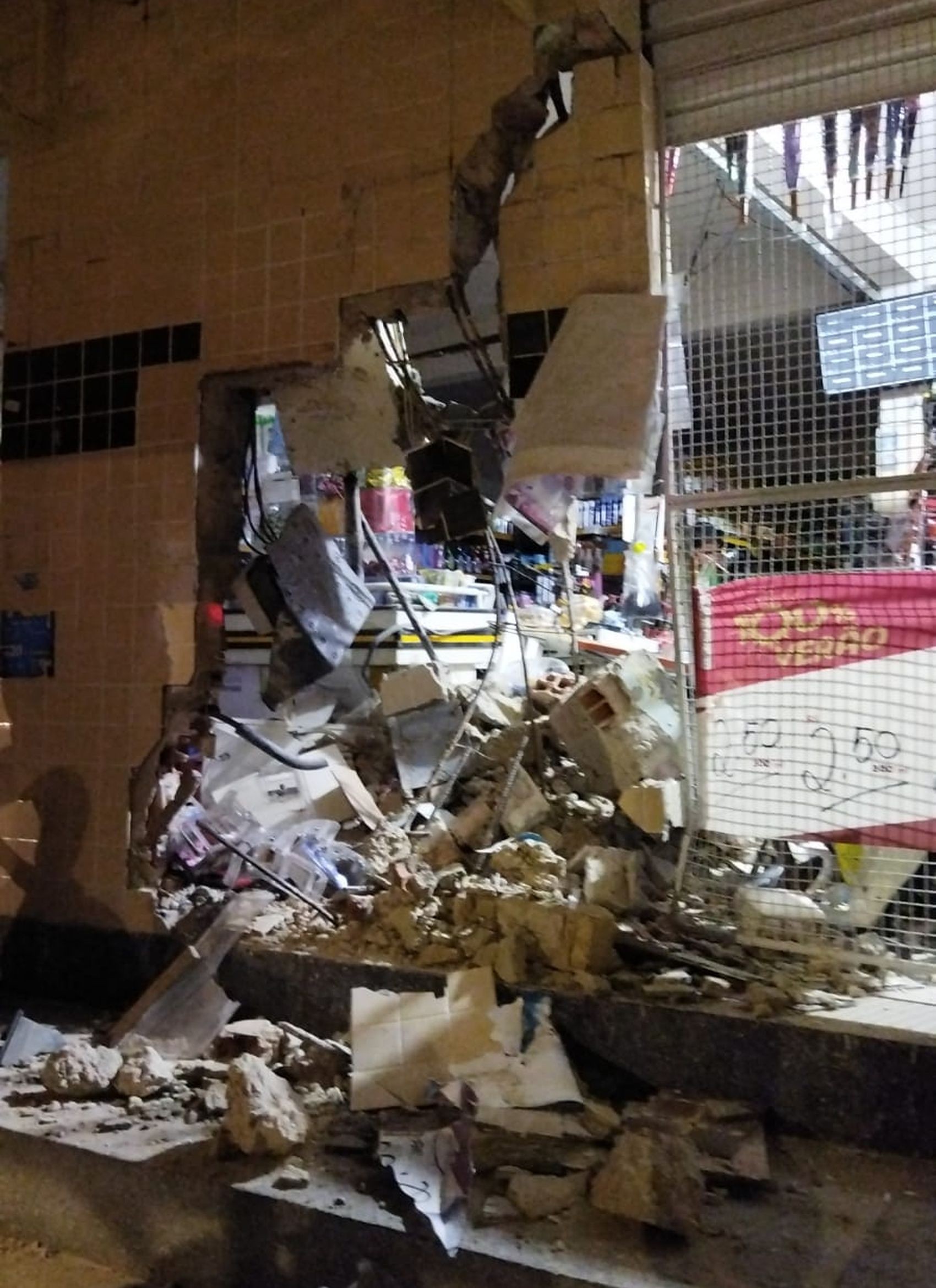 Carro invade mercearia na Zona Norte de Aracaju 