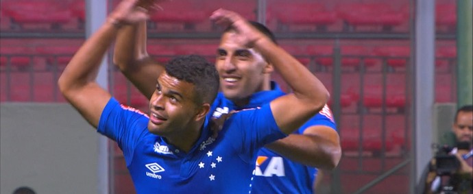 Em reestreia, Alisson dá assistência e consagra Ábila: Não é fácil voltar