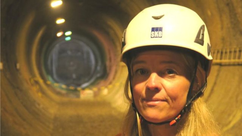 As condições úmidas em Oskarshamn são perfeitas para testar contêineres de lixo nuclear, diz Ylva Stenqvist — Foto: BBC