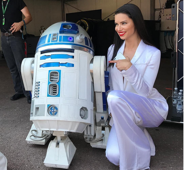 A modelo brasileira Adriana Lima e o robô R2-D2 da série Star Wars (Foto: Instagram)