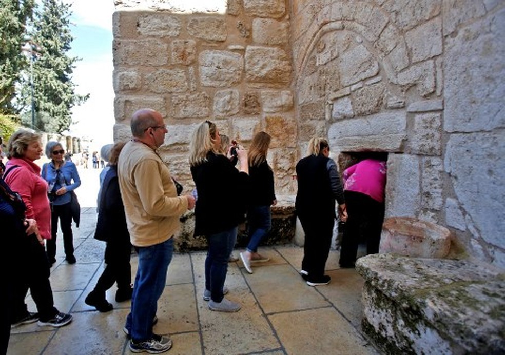 Turistas estrangeiros visitam a Basílica da Natividade, reconhecida como o local de nascimento de Jesus Cristo, na cidade de Belém, na Cisjordânia, em 5 de março de 2020. — Foto: Musa Al Shaer/AFP