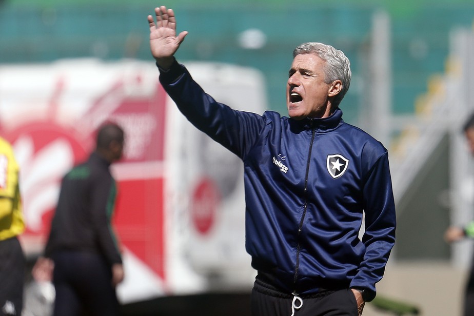 Luís Castro segue no comando do Botafogo