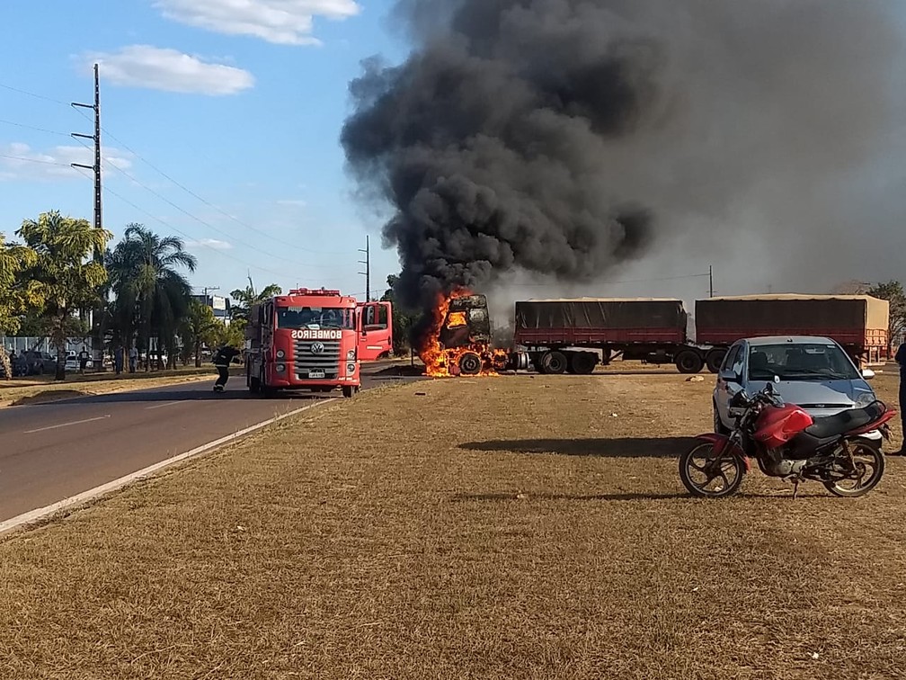 Uma carreta pegou fogo nessa quinta-feira (1º) na BR-163 em Sinop — Foto: Divulgação