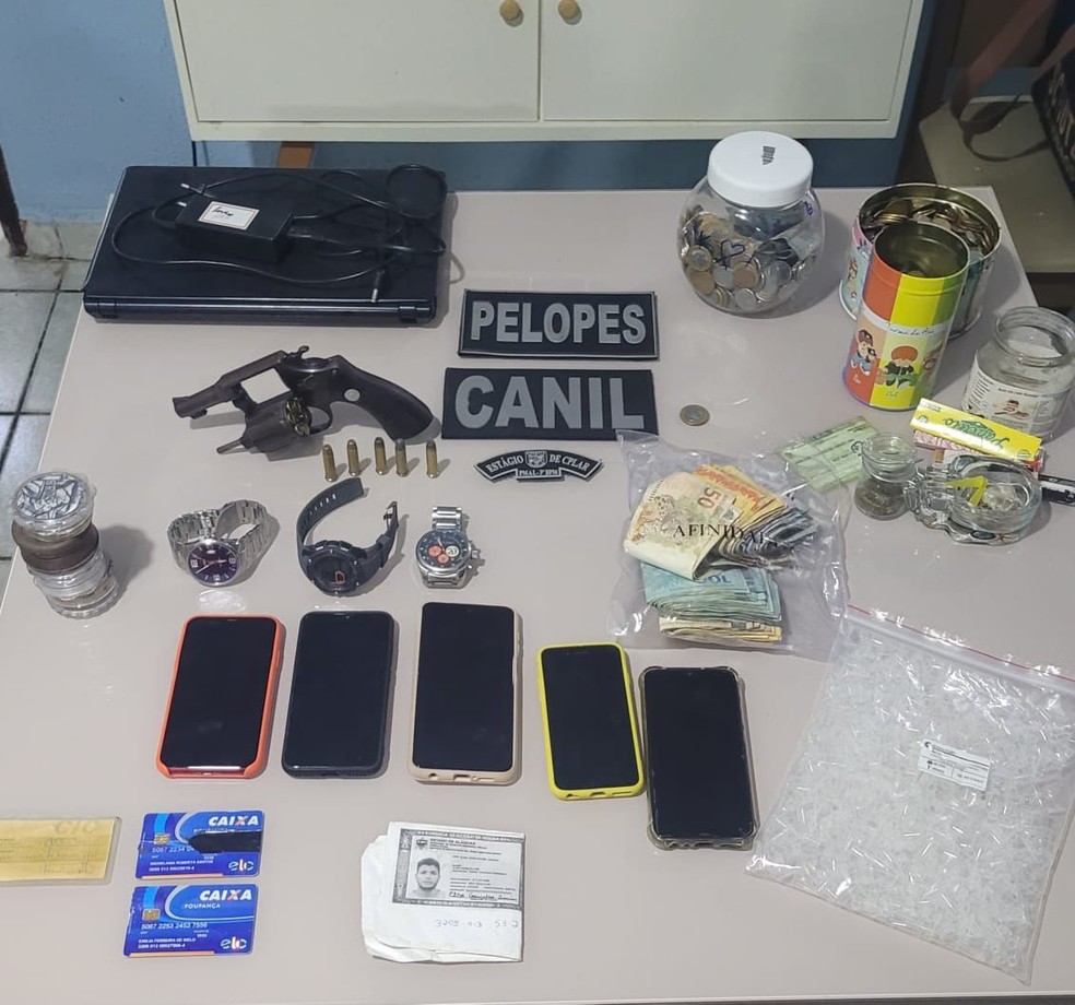 Polícia apreende celulares, relógios, cartões de crédito e dinheiro em operação contra o tráfico em Arapiraca — Foto: SSP