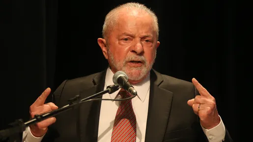 Lula critica e fala em rever a privatização da Eletrobras