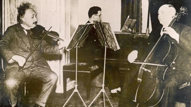Quando 'empacava' em um problema, Einstein se voltava para a música — uma técnica que hoje é validada por neurocientistas (Foto: Alamy/BBC)