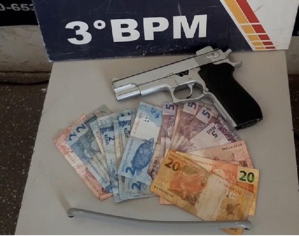 Arma de brinquedo usada pelo suspeito — Foto: Polícia Militar de Mato Grosso/Assessoria