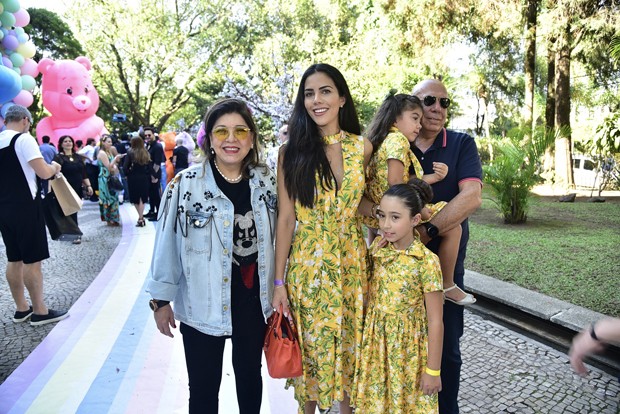 Daniela Albuquerque, Amilcare Dallevo. e as filhas, Alice e Antonella  (Foto: Marcello Sá Barreto/AgNews)