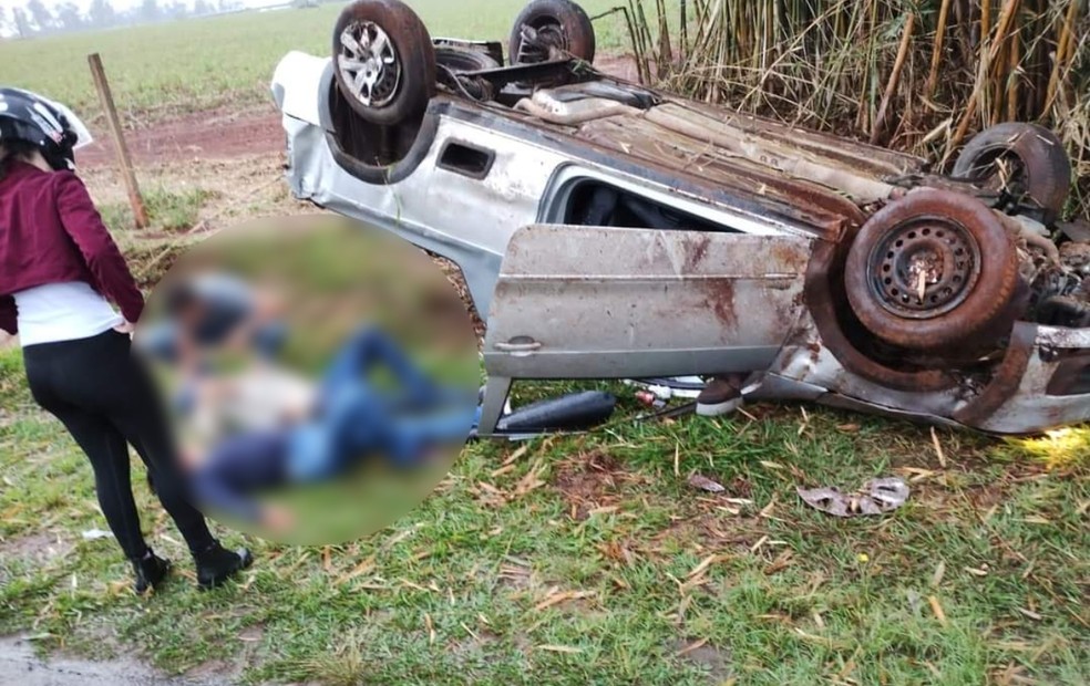 Carro capota e deixa feridos em Laranjal Paulista  — Foto: Arquivo Pessoal 