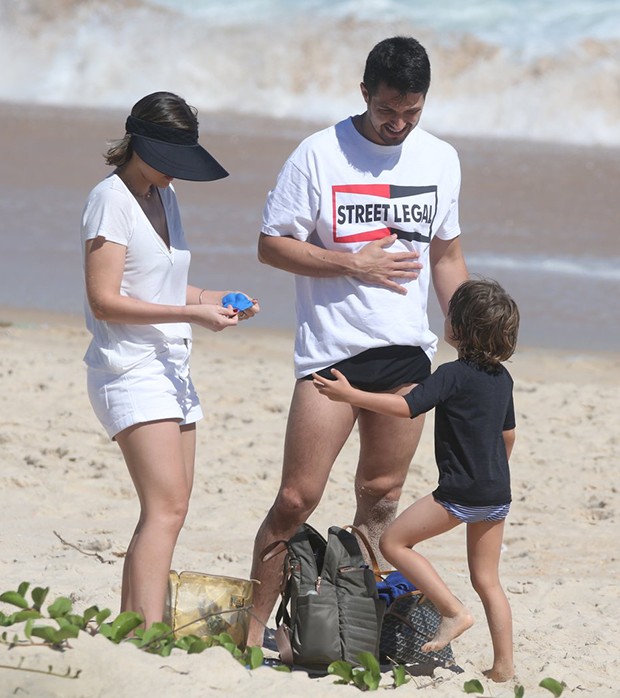 Rômulo Estrela em dia de praia com a família (Foto: AgNews)