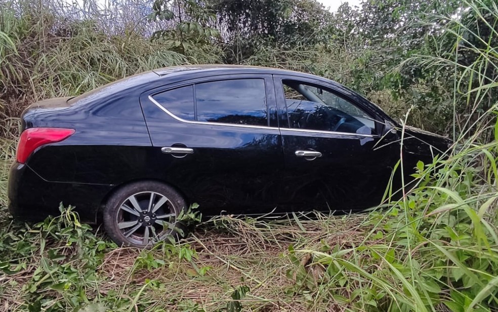 Carro de vítimas de roubo encontrado no povoado de Nova Fátima — Foto: Divulgação/Polícia Militar 