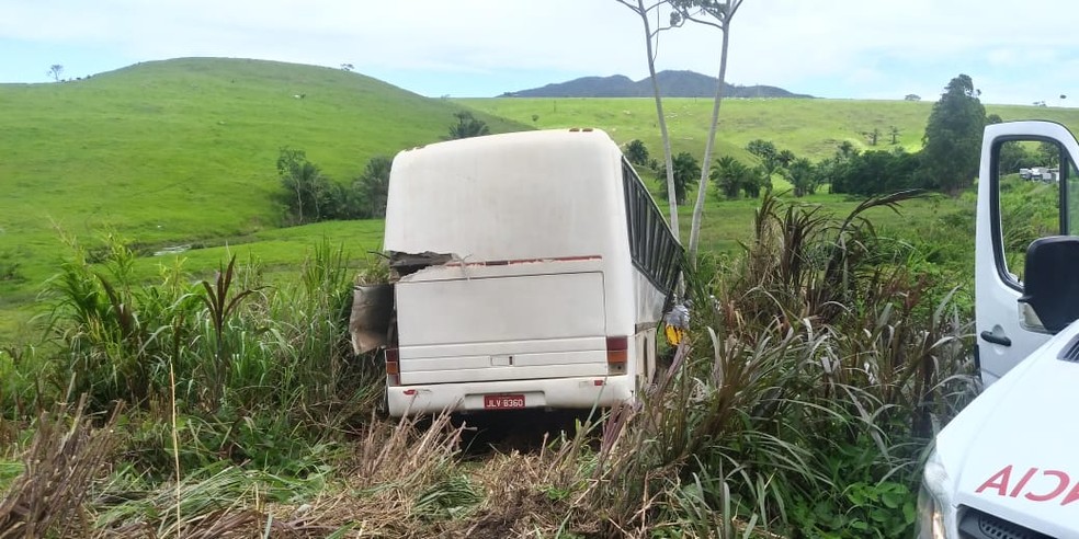 Acidente deixou duas pessoas feridas — Foto: Redes Sociais