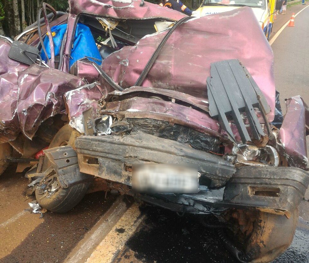 Motorista da caminhonete morreu no local do acidente, em Ubiratã (Foto: PRF/Divulgação)