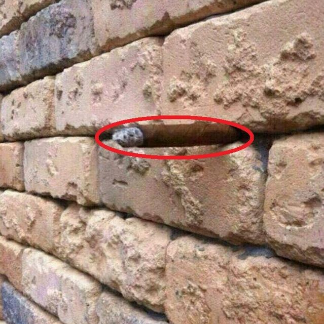 Há um cigarro pendurado entre os tijolos. Conseguiu ver? (Foto: Reprodução)