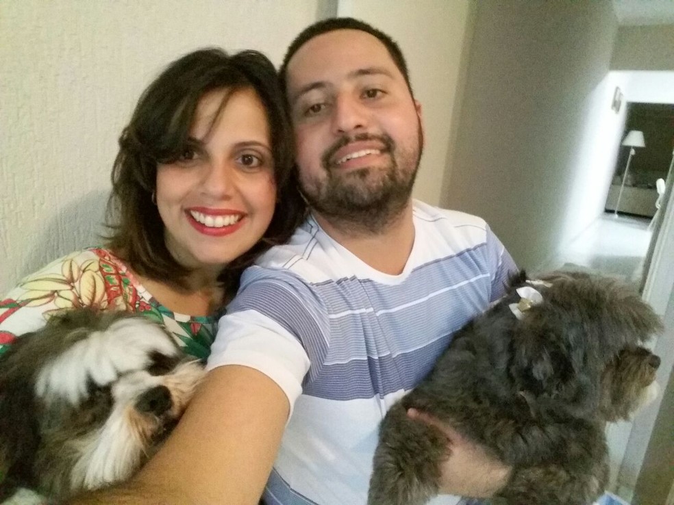 Scoth, Gisele, o marido Felipe e a cachorrinha Lila (Foto: Gisele de Oliveira Cardoso Bautista/ Arquivo Pessoal)
