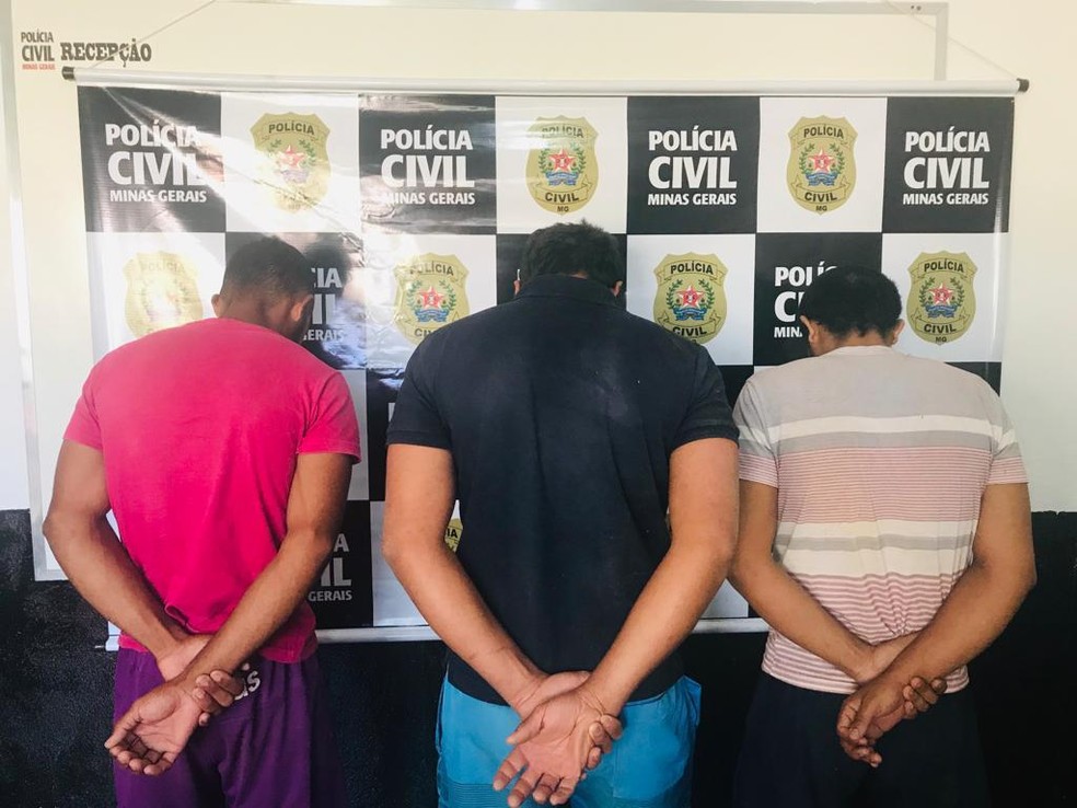 Irmãos foram presos suspeitos de matarem homem em Naque; patrão foi preso por porte ilegal de arma de fogo — Foto: Polícia Civil/Divulgação