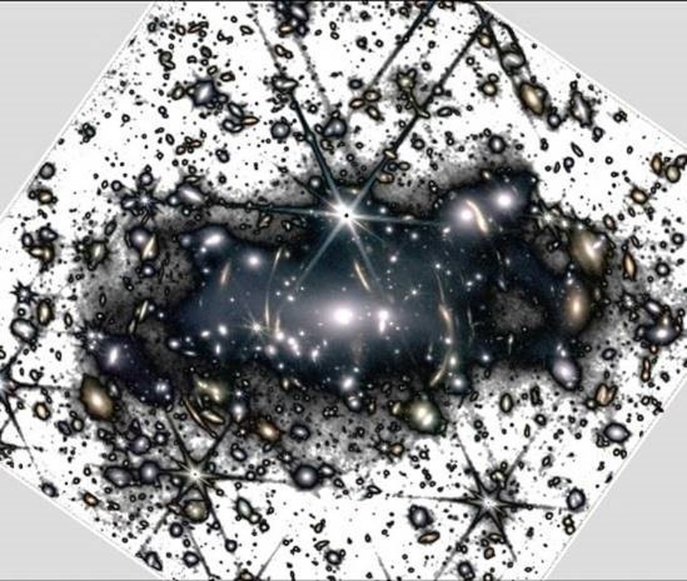 Imagem da luz intra-aglomerado do aglomerado SMACS-J0723.3-7327, obtida com a câmera NIRCAM a bordo do telescópio espacial James Webb e processada por Mireia Montes e Ignacio Trujillo, do Instituto de Astrofísica das ilhas Canárias (Espanha). As galáxias são destacadas em cores e a luz suave entre as galáxias, em preto e branco — Foto: NASA, ESA, CSA, STSCI Y MIREIA MONTES (IAC)