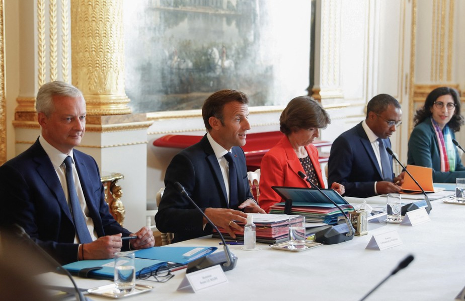 Emmanuel Macron participa de reunião ministerial no Palácio do Eliseu no primeiro dia após as férias de verão