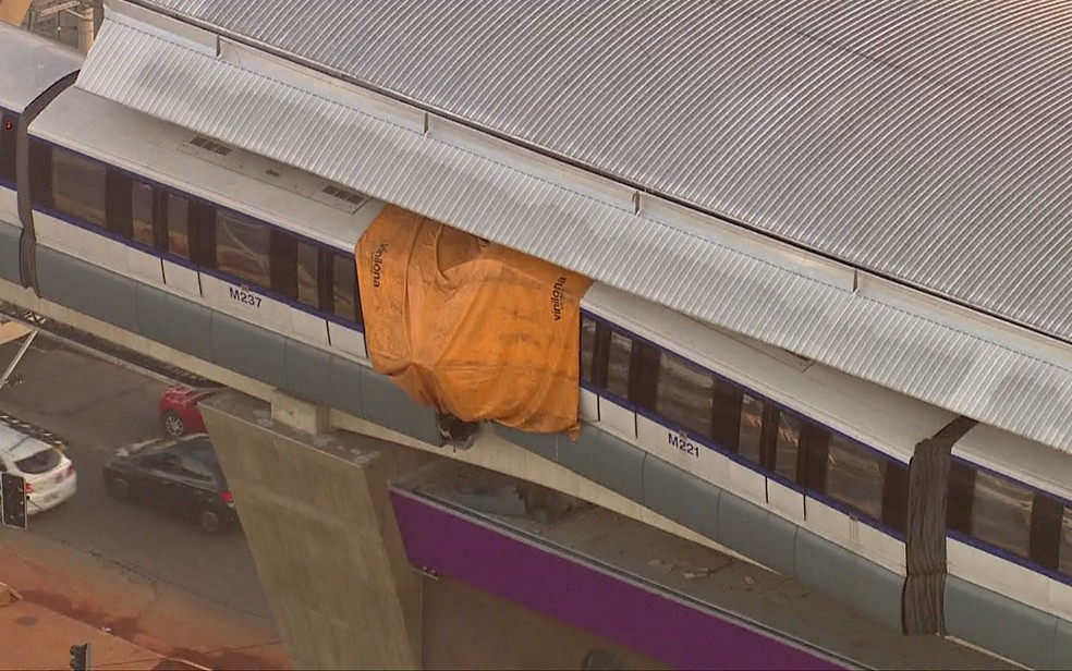 Lona cobre batida entre trens da linha 15-Prata do monotrilho de São Paulo — Foto: Reprodução/TV Globo