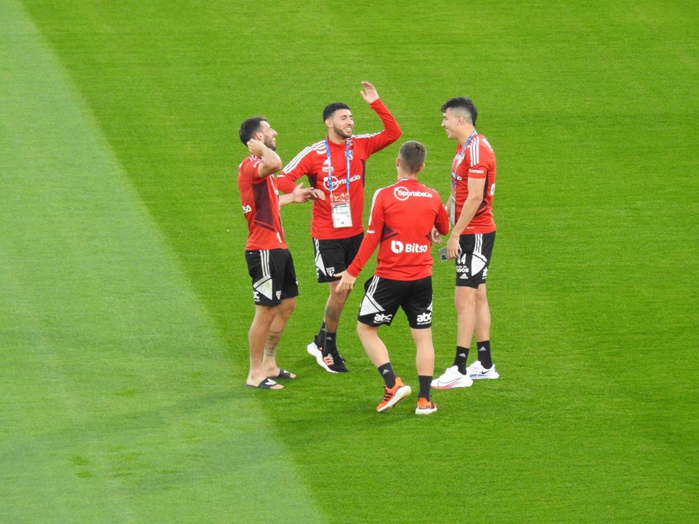 Calleri, Bustos, Galoppo e Ferraresi conversam no gramado do Mario Kempes — Foto: Eduardo Rodrigues