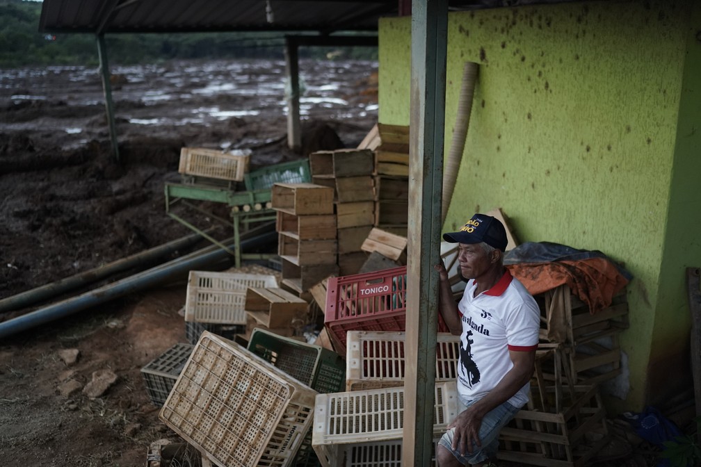 Homem observa a lama ao redor do que restou de um mercado depois do rompimento da barragem da Vale em Brumadinho. â€” Foto: Leo Correa/AP