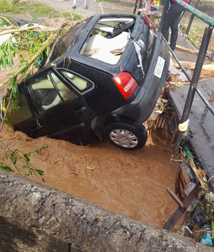 Carro carregado com manequins é arrastado em córrego e assusta moradores de Santa Luzia