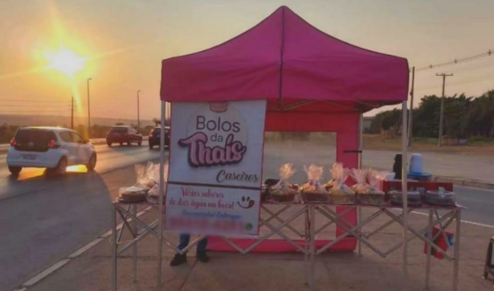 Tenda onde casal iniciou venda de bolos no DF — Foto: Arquivo pessoal