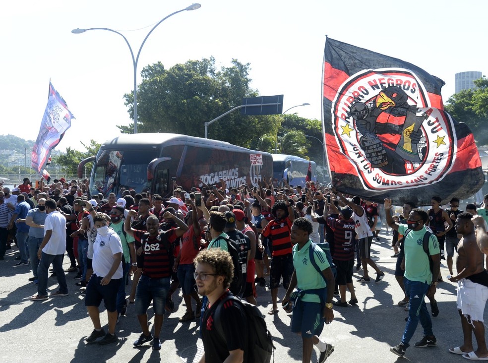 Torcida do Flamengo faz festa no embarque do time &mdash; Foto: Andr&eacute; Dur&atilde;o