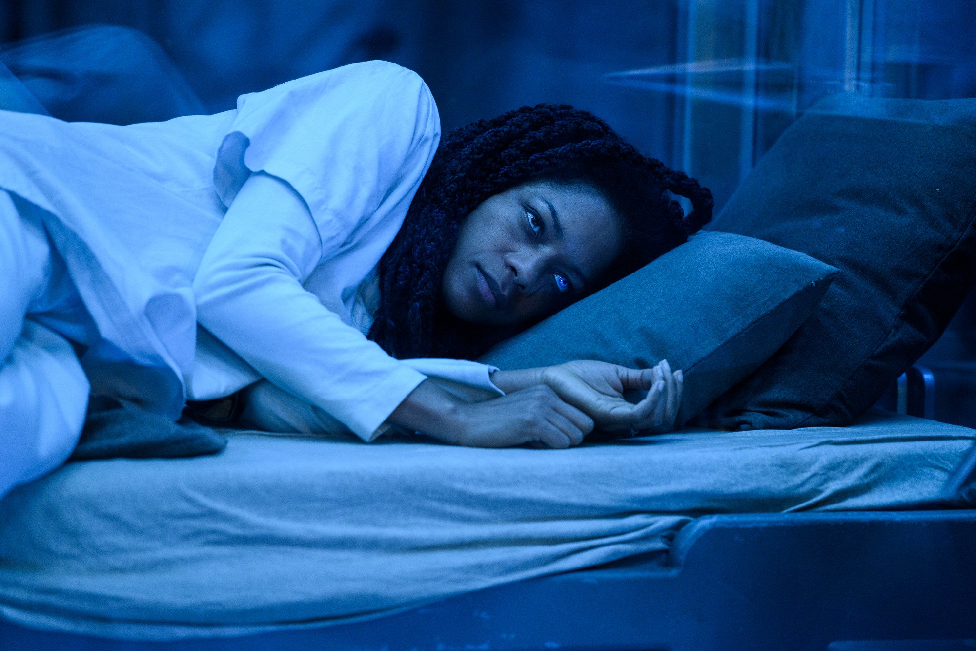 Shriek (Naomie Harris) inside her sound proof cell at Ravencroft in Columbia Pictures' VENOM: LET THERE BE CARNAGE. (Foto: Divulgação / Sony Pictures)