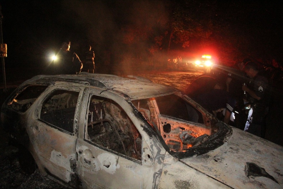 Carro e bar de comerciante assassinado foram incendiados por criminosos em Dix-Sept Rosado, RN.   â€” Foto: Marcelino Neto/O CÃ¢mera